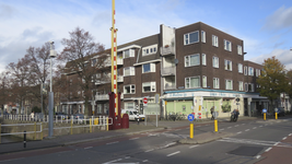 907947 Gezicht op het huizenblok Bemuurde Weerd O.Z. 50-55 / Adelaarstraat 2-4A, vanaf de Stenenbrug over de Vecht te ...